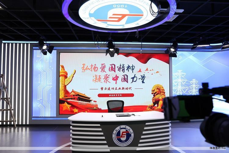 生活中有许多智能小家电可以帮助清洗物品，眼镜清洗领域里，超声波清洗机以高效、无接触清洗而备受青睐。它通过超声波振动在水中产生空化与瞬时冲击力，能够快速分离镜面污渍、指纹和油污，清洁安全且效率高，明显优于手洗。使用方便，能保持眼镜清洁透亮，提升日常居家生活的便利性。