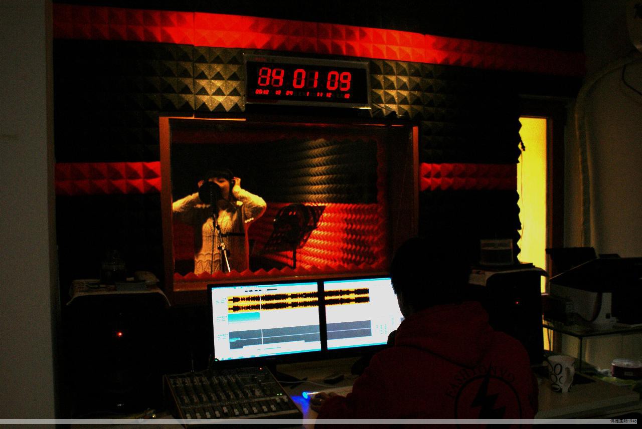 本发明涉及生物细胞处理领域， Specifically 为一种集成化的超声波细胞破碎与混匀系统，旨在在保持细胞活性物质的前提下提高细胞破碎的效率与均匀性，同时对体液温度进行有效控制，克服现有超声波破碎设备在均匀性及降温方面的局限性。