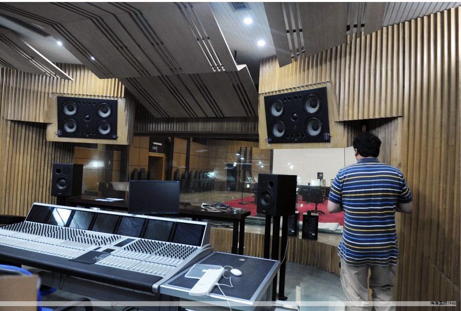 恒温水浴锅在实验室温控中具有核心作用。其工作原理是通过恒温控制器调节热源输出，使水体维持在设定温度区间内。当温度下降至目标以下时，控制器驱动加热器加热；达到设定温度后停止加热，从而实现稳定控温。