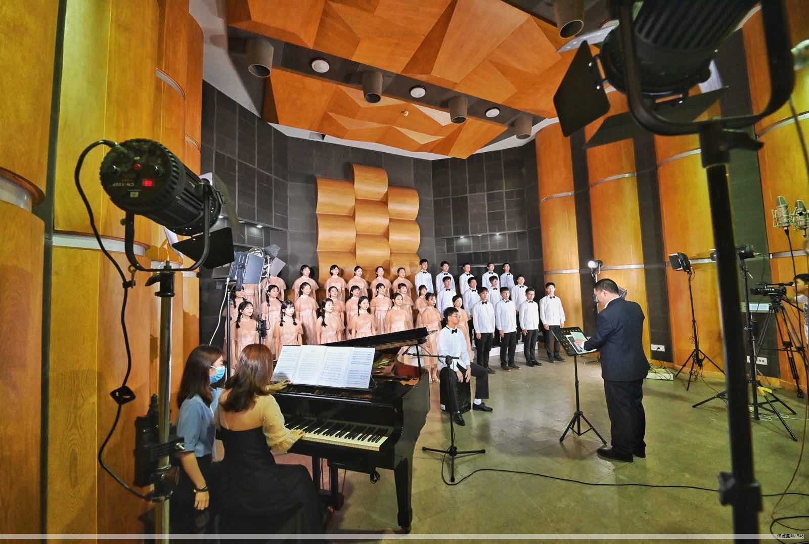 NE-PE05F 等离子清洗机采用电容耦合辉光放电，内部为放电腔体，搭载200W射频功率源，工作频率为13.56MHz。输出功率可连续调节，射频源经射频匹配器与阻抗匹配网络实现入射功率与反射功率的动态平衡，使发生器与等离子体阻抗匹配，从而获得高密度且均匀的等离子体，适合对加工精度要求较高的材料处理。