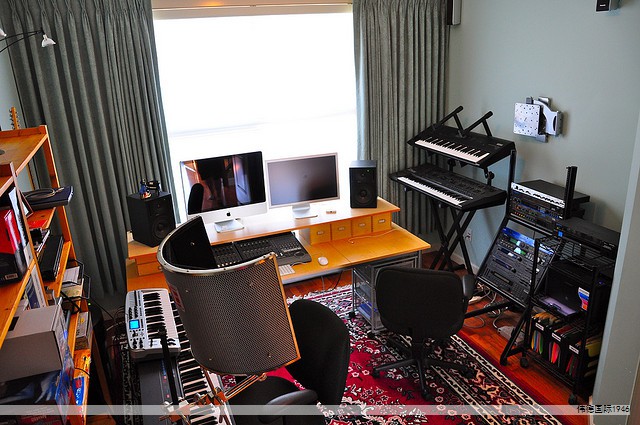 微波是一种波长极短的电磁波，与物质分子相互作用时能将能量直接转化为热能，内部外部同时加热，通常比传统热传导方式更高效、加热更均匀、响应更迅速，能够实现快速启动、停止与输出功率的灵活调节。