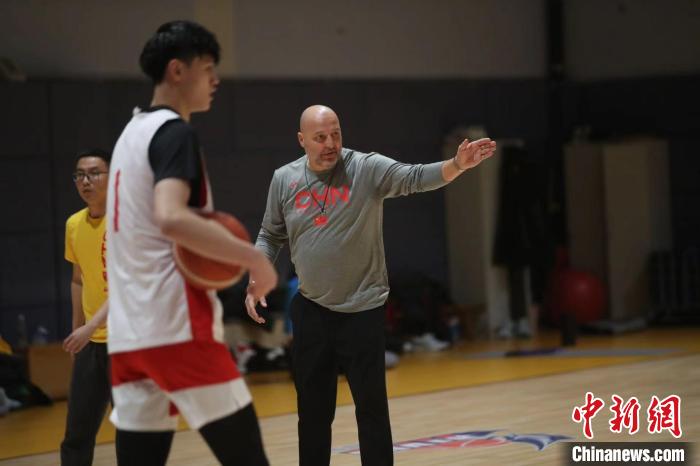 新任主帅携手18人新鲜血液在上海崇明基地为世界