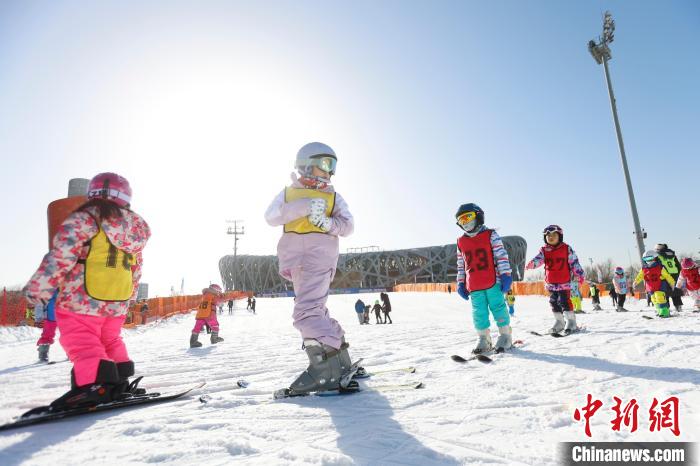 北京鸟巢冰雪乐园开园迎客 20余项活动点燃冬日