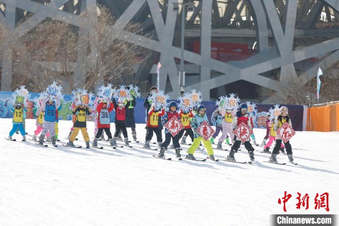 北京鸟巢冰雪乐园开园迎客 20余项活动点燃冬日