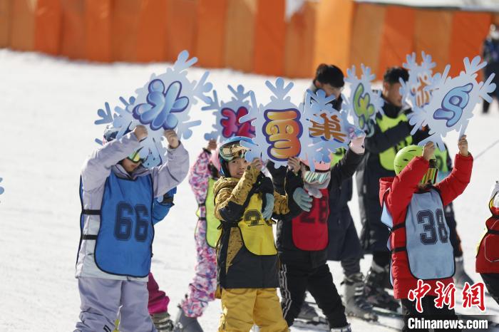 北京鸟巢冰雪乐园开园迎客 20余项活动点燃冬日