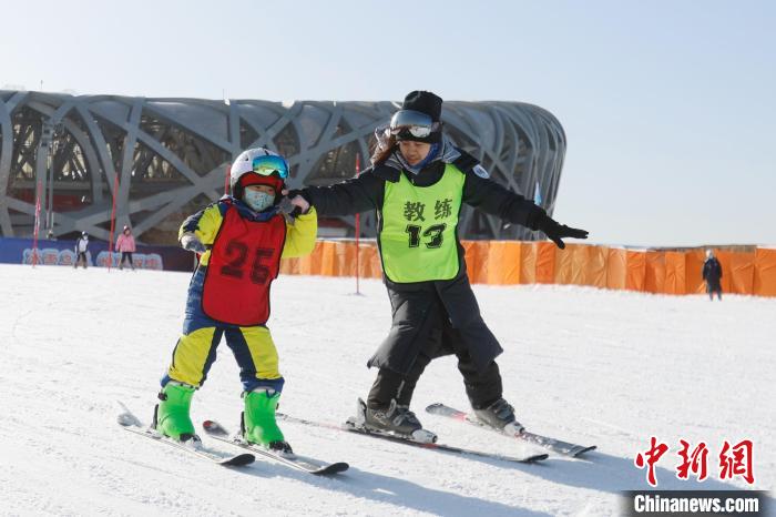北京鸟巢冰雪乐园开园迎客 20余项活动点燃冬日
