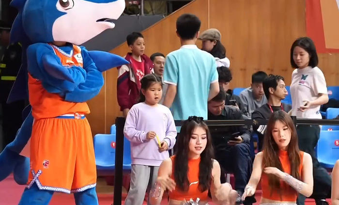 福建主场迎战青岛遭遇球馆漏水危机 比赛无限期