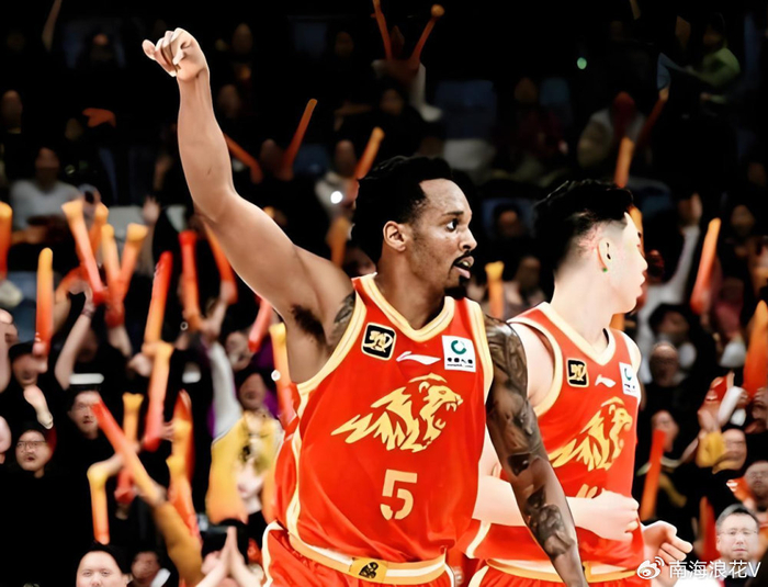 广厦签约大中锋威廉姆斯 布朗复出冲击CBA总冠军