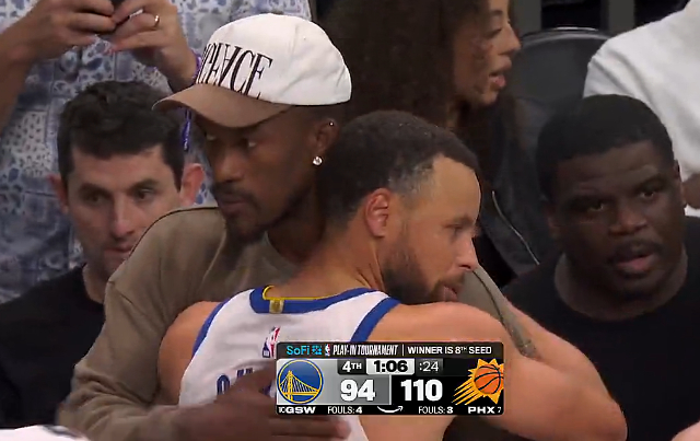 追梦6犯离场勇士防守崩盘库里拥抱全队