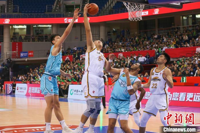 青岛国信制药男篮主场力克辽宁本钢，升至CBA常