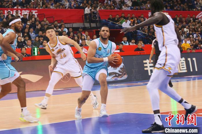 青岛国信制药男篮主场力克辽宁本钢，升至CBA常